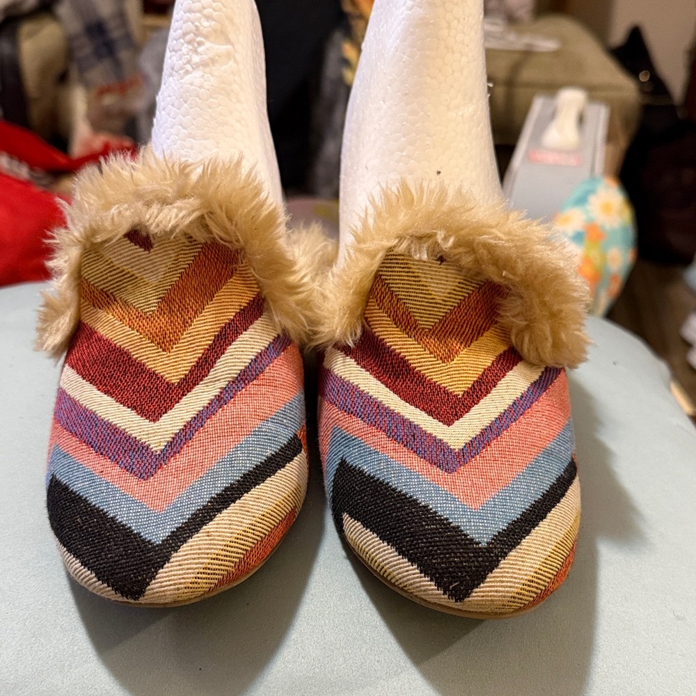 Universal Thread Multicolor Chevron Flats - image 1